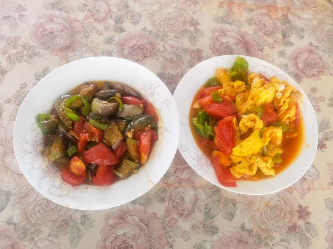 红烧茄子（佐西红柿尖椒）