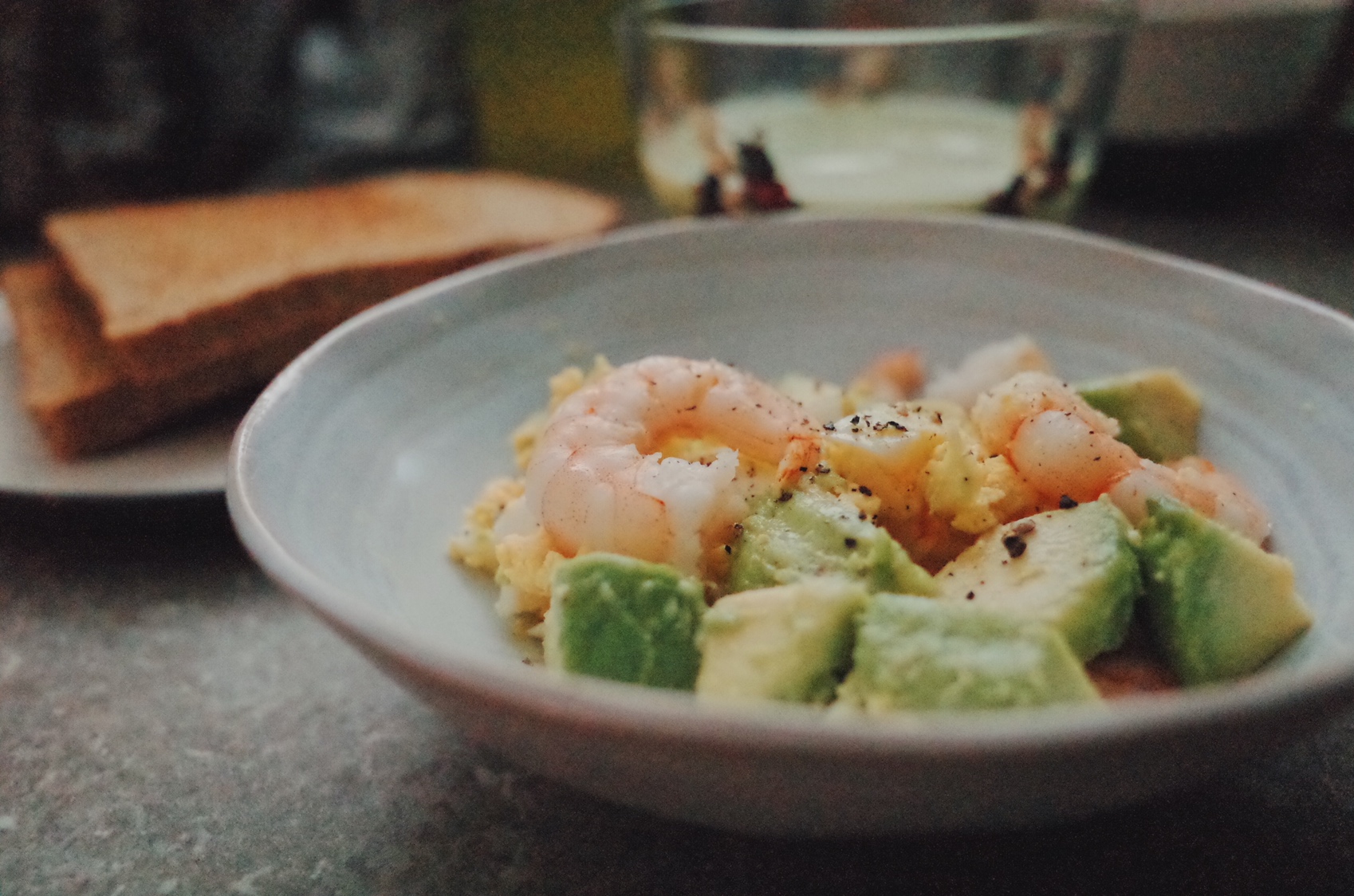 牛油果鸡蛋虾仁沙拉-有颜值的健康早餐（留学必备）的做法