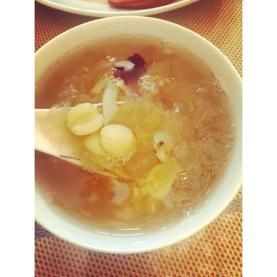 银耳红枣莲子羹Tremella jujube lotus nuts sweet soup