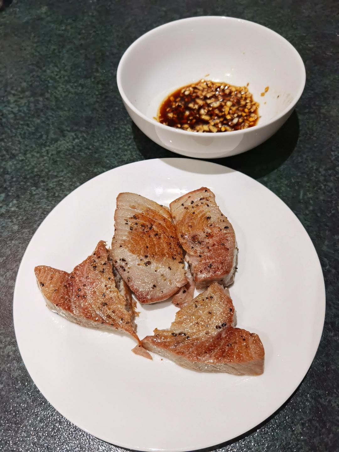 3步香煎金枪鱼（秘制蘸酱）