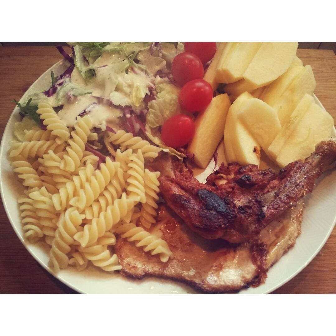 大虾意面 
煎鸡胸肉配蔬菜色拉