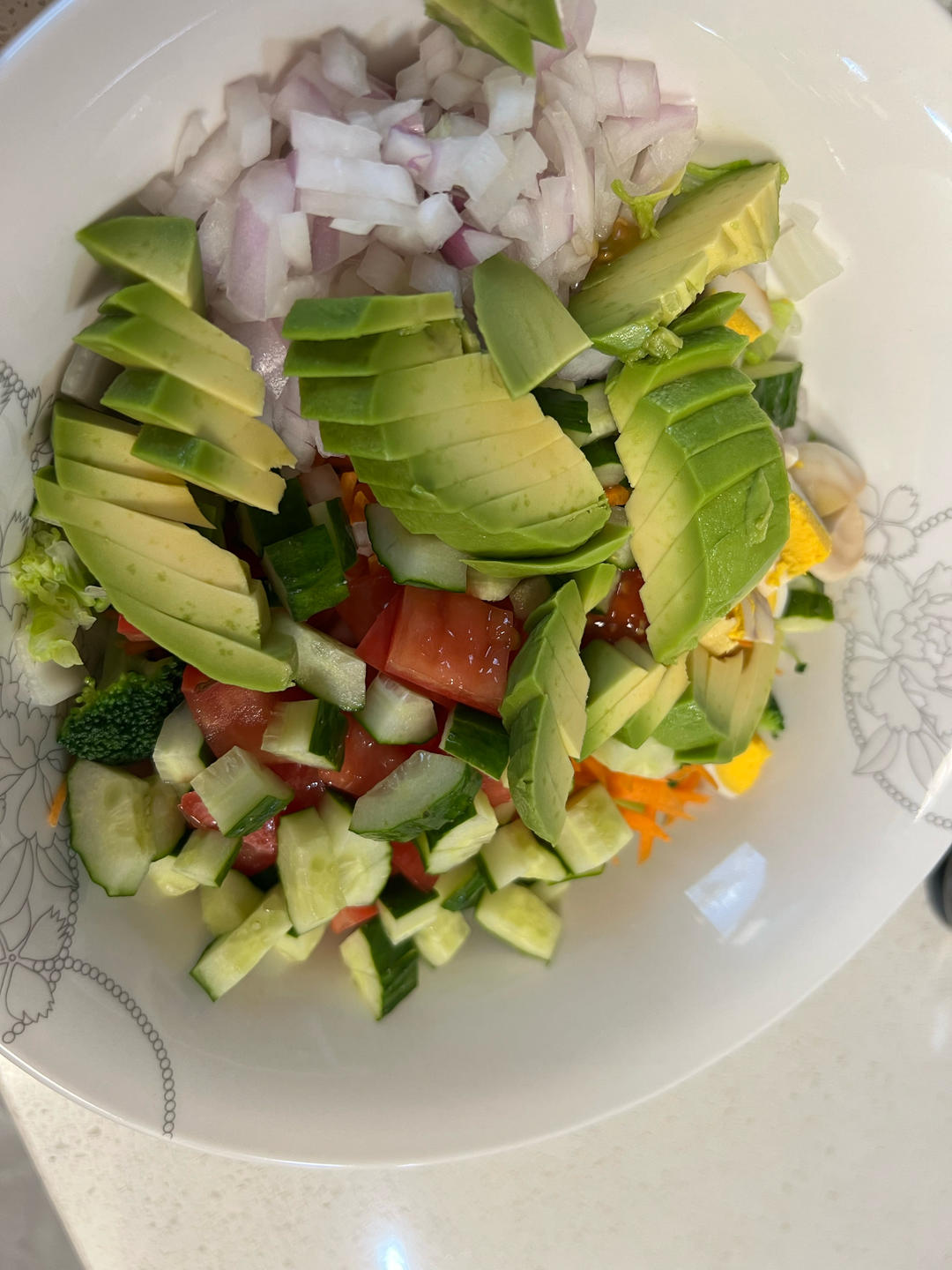基础但靠谱的金枪鱼牛油果沙拉