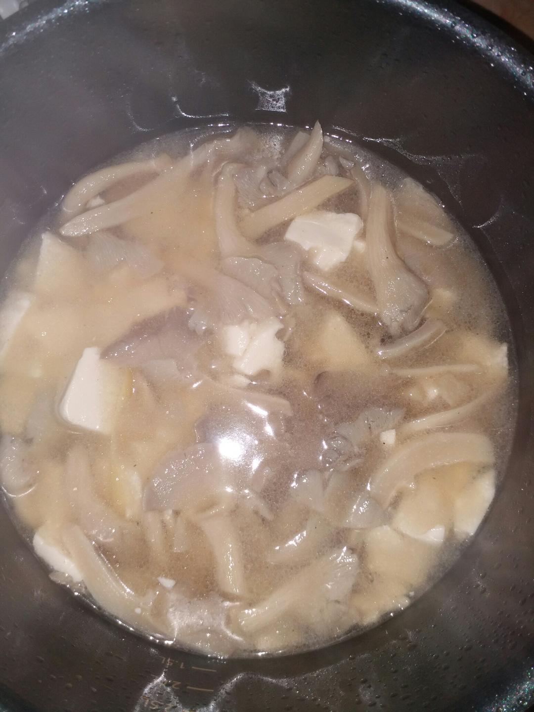 菌菇豆腐汤的做法