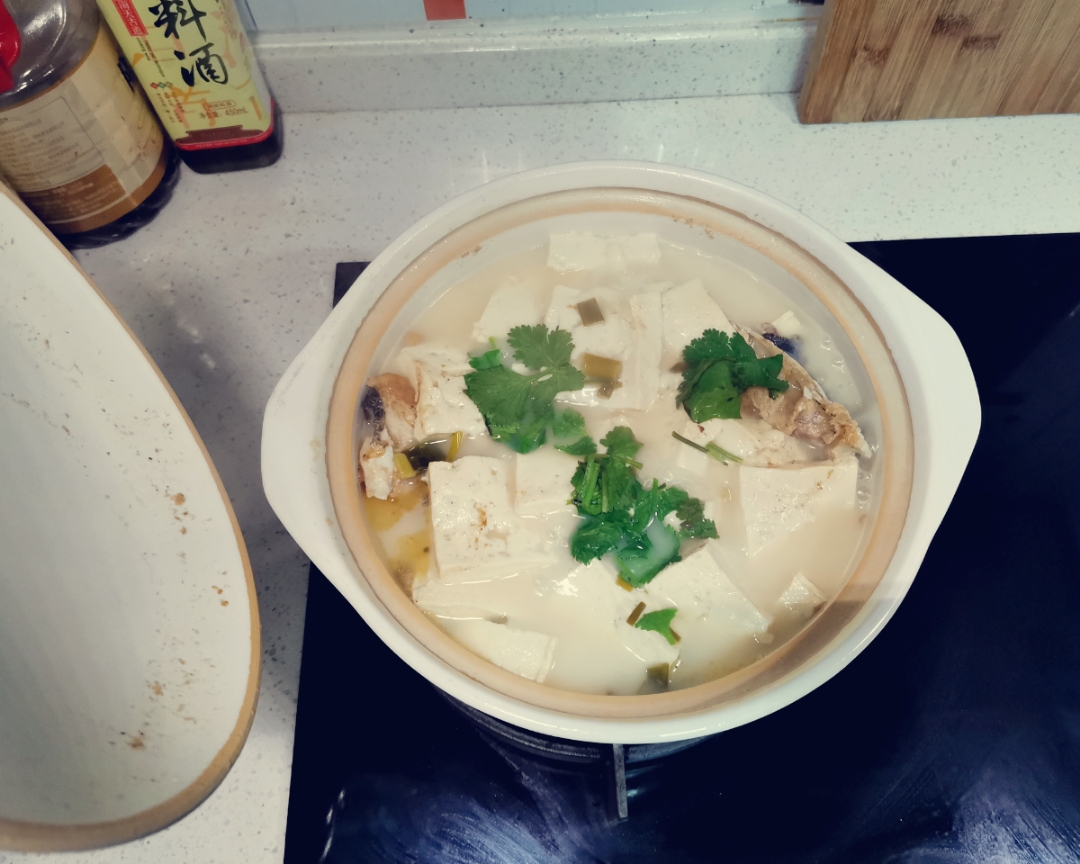 砂锅鱼头炖豆腐汤