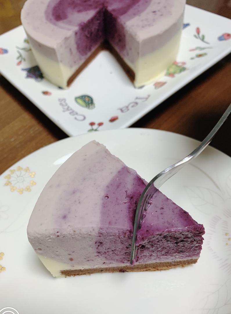 渐变蓝莓慕斯蛋糕