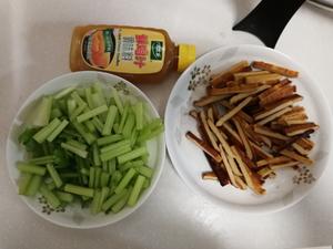 芹菜炒豆干—太太乐鲜鸡汁的做法 步骤1