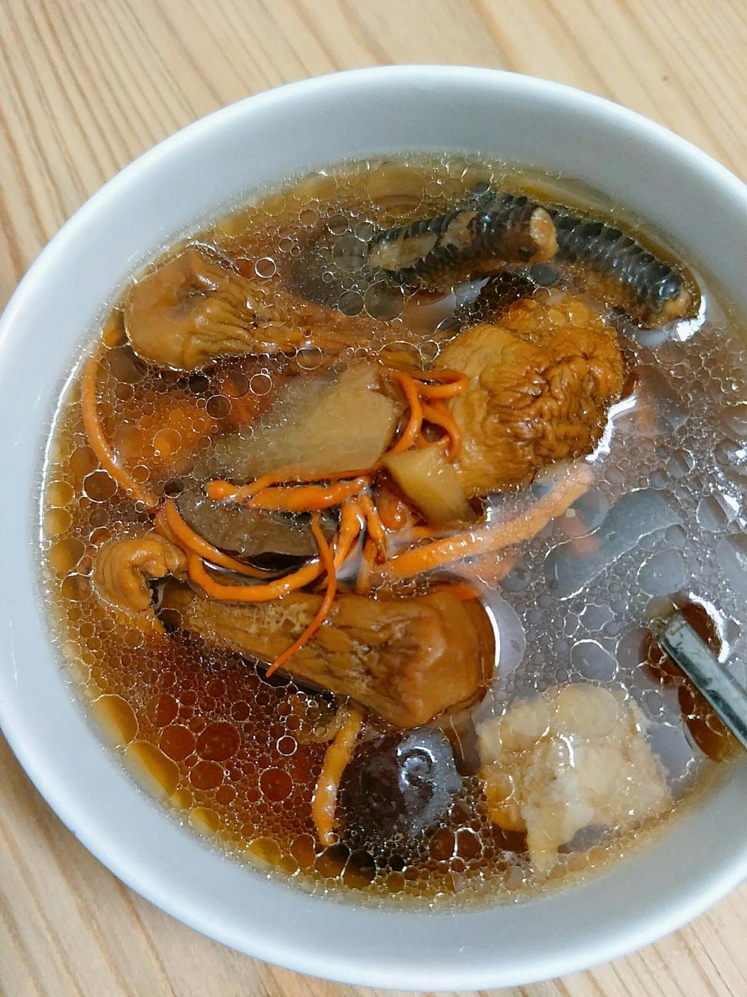 虫草花姬松茸炖三黄鸡