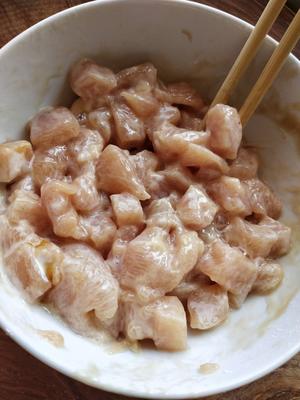 〈宫保鸡丁〉，小时候最爱的菜之一，郫县豆瓣酱版。欣小厨 😉的做法 步骤6