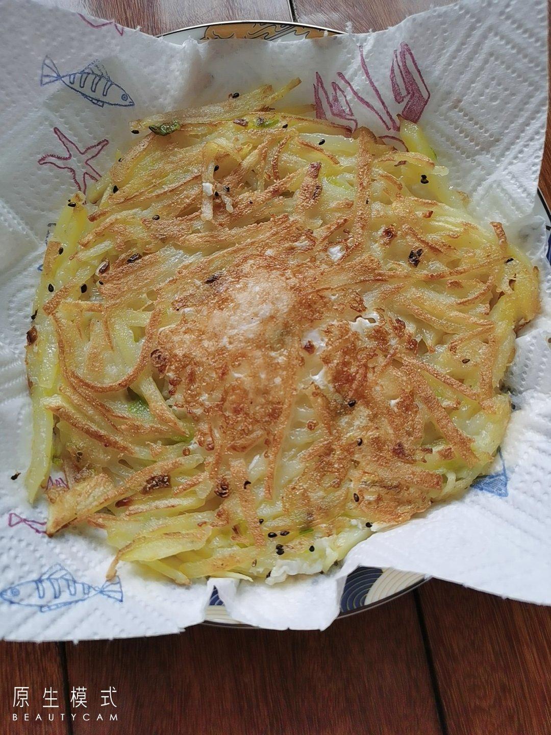 土豆丝鸡蛋饼快手早餐