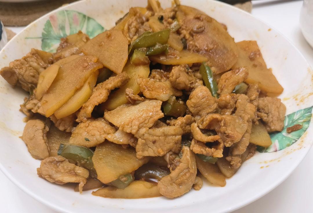 五花肉干煸土豆片
