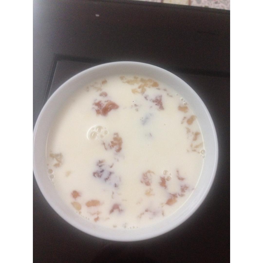 牛奶炖桃胶