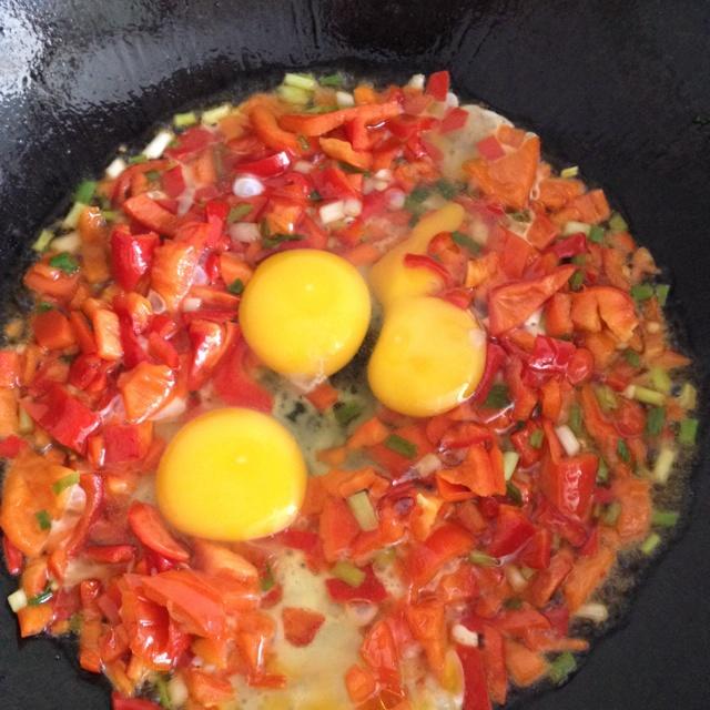 红椒碎鸡蛋的做法 步骤7