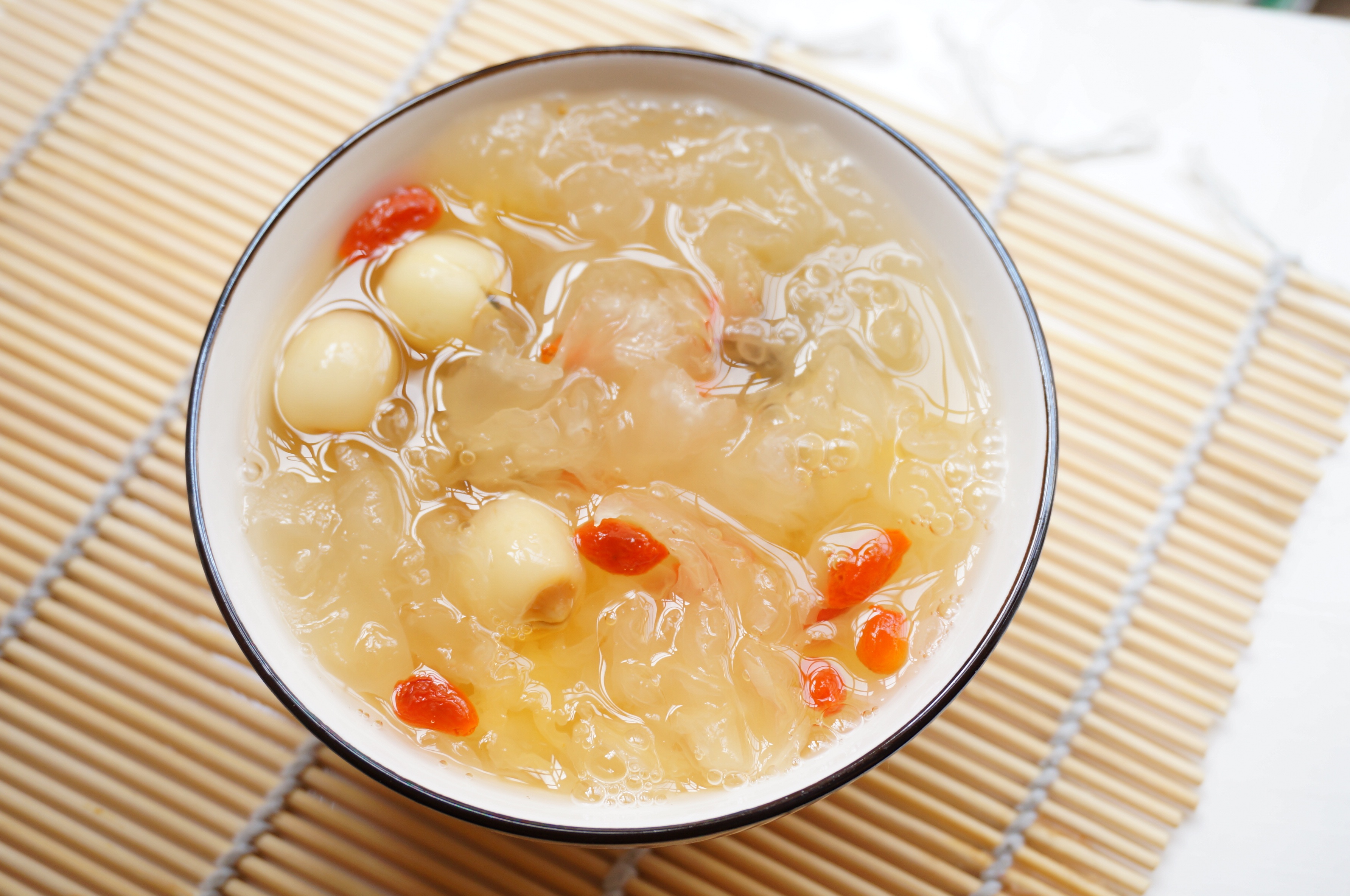 一粒葡萄做的红枣银耳莲子羹