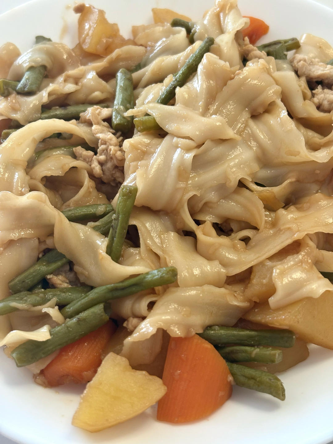 豆角胡萝卜土豆肉片焖宽面