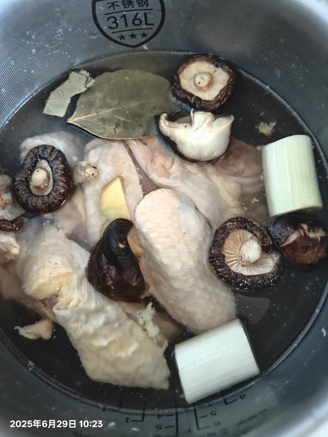 奶奶教的鲜香肥美香菇炖鸡汤