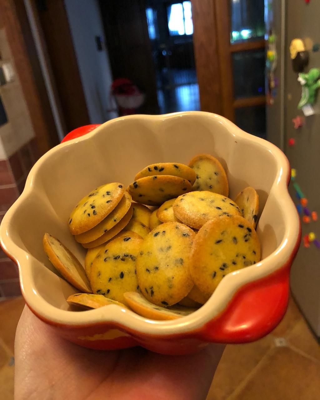 小时候的味道 — 芝麻鸡蛋薄脆饼干