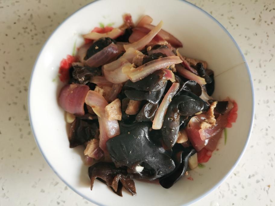 葱头木耳炒肉2021-08-24的做法