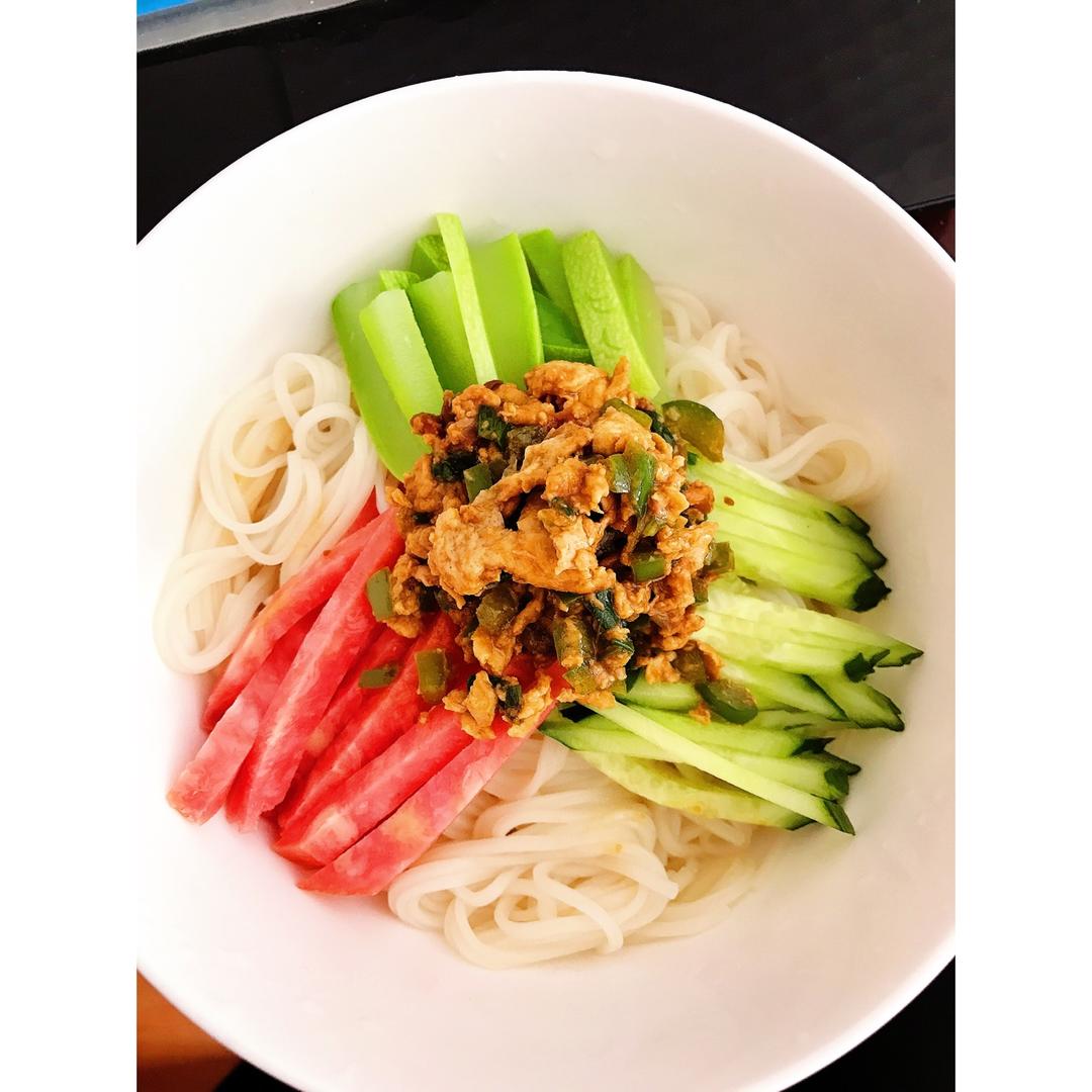 酱鸡蛋拌面