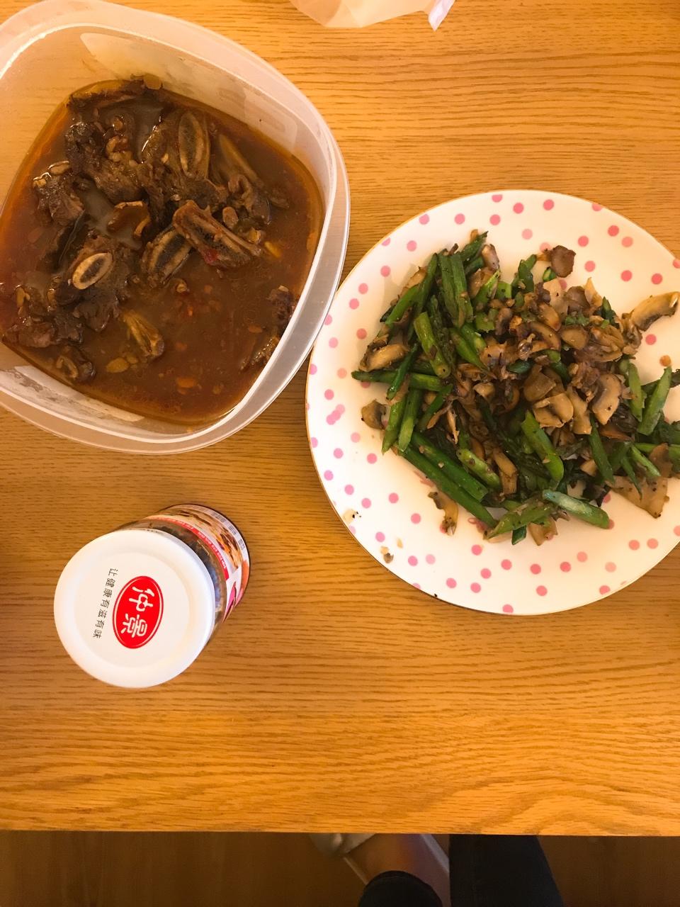 芦笋炒蘑菇
