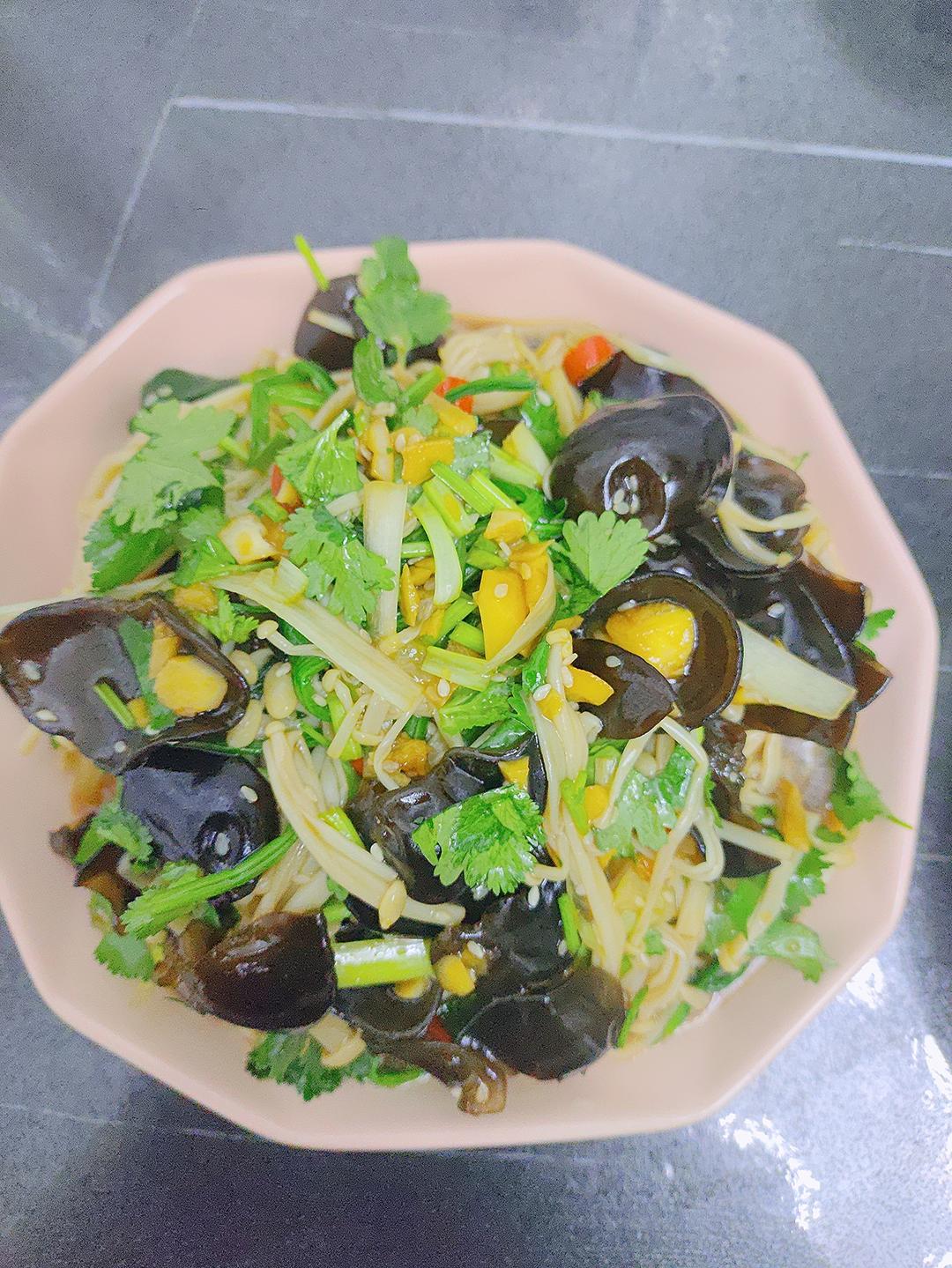 解馋减脂餐！酸辣开胃又下饭的菠菜拌金针菇