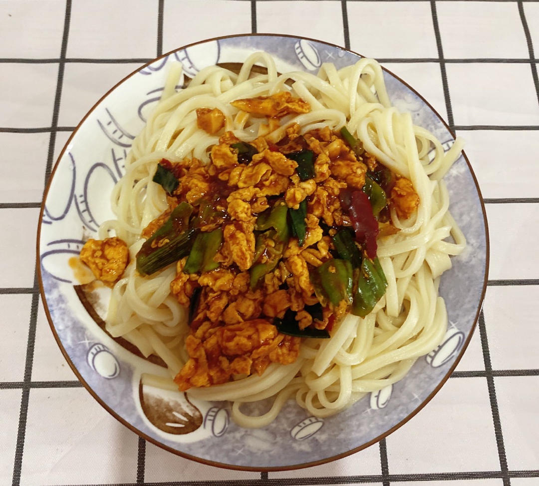 蔺苏苏做的超简单鸡蛋酱拌面