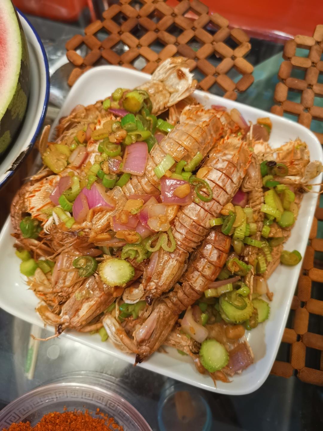 无油炸版的椒盐皮皮虾和巧拨虾壳的方法