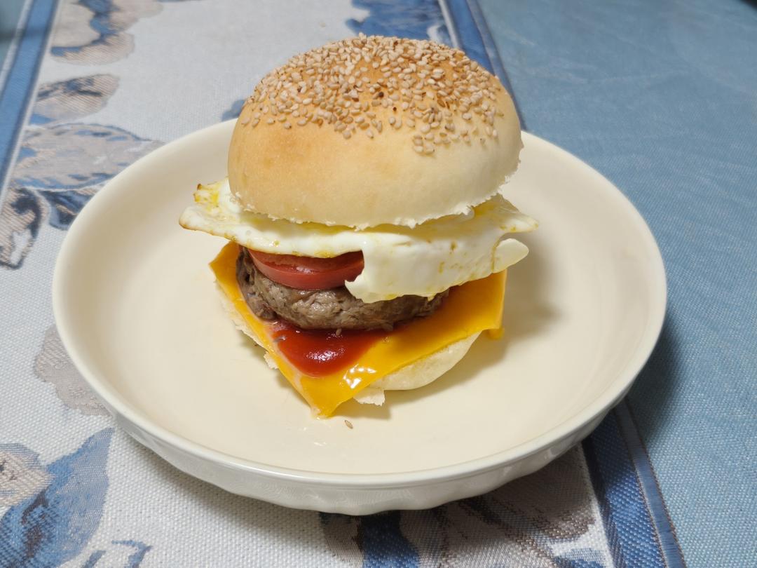鲜嫩多汁的牛肉饼🍔