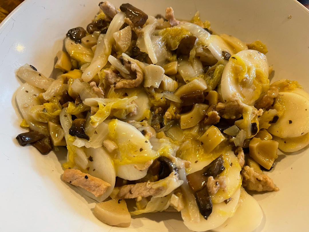不挑锅、不焦不沾的黄芽菜肉丝炒年糕