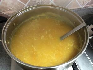 金黄金黄的南瓜小米粥的做法 步骤4