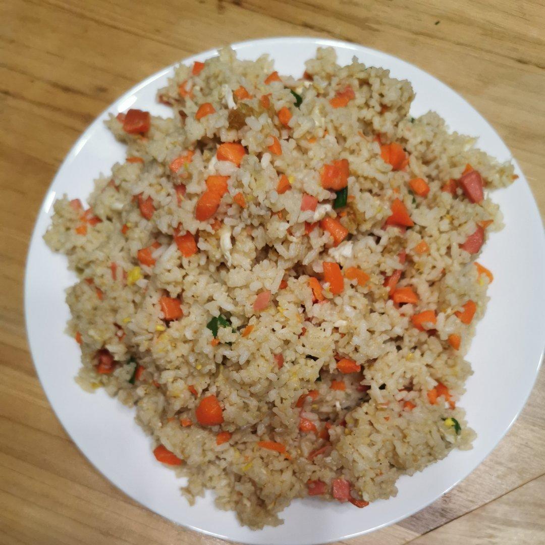 蛋炒饭不要只放鸡蛋了，加点老干妈，生抽耗油都不需要了，香喷喷
