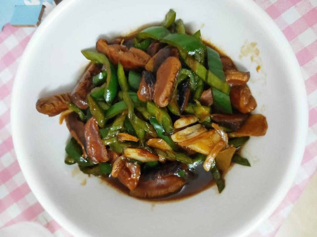 素菜比肉好吃百倍!青椒炒香菇，入门级快手菜
