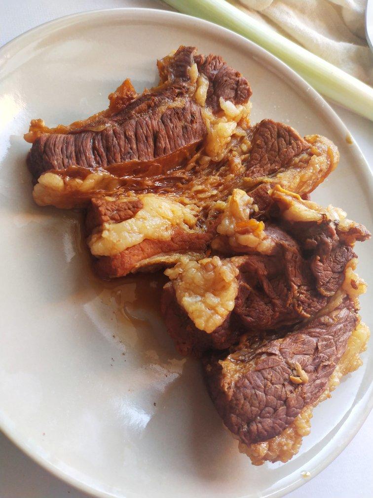 〈酱牛肉〉，吃起来。欣小厨 😉