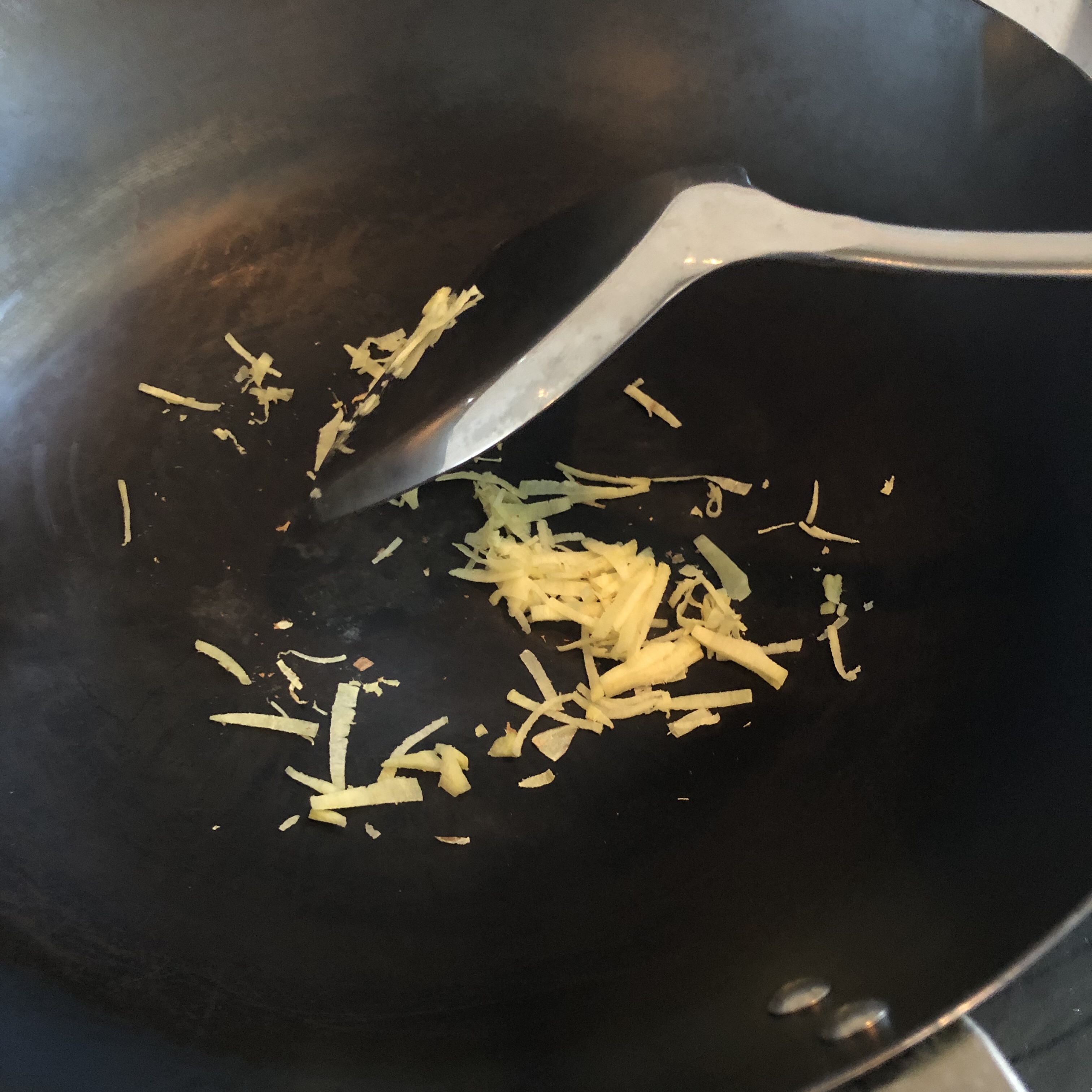 刮油养胃的姜丝炒米的做法 步骤3