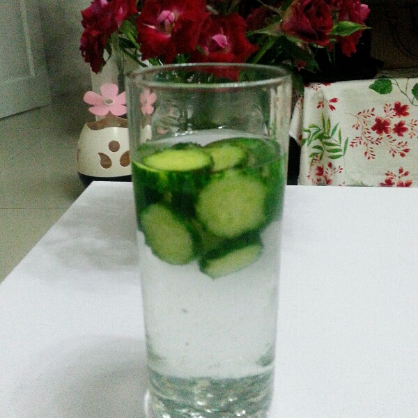 清新健康的黄瓜柠檬特饮