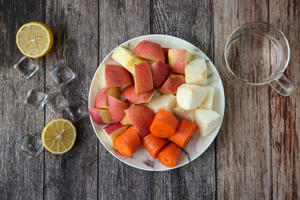 苹果雪梨胡萝卜汁--Vitamix版的做法 步骤2
