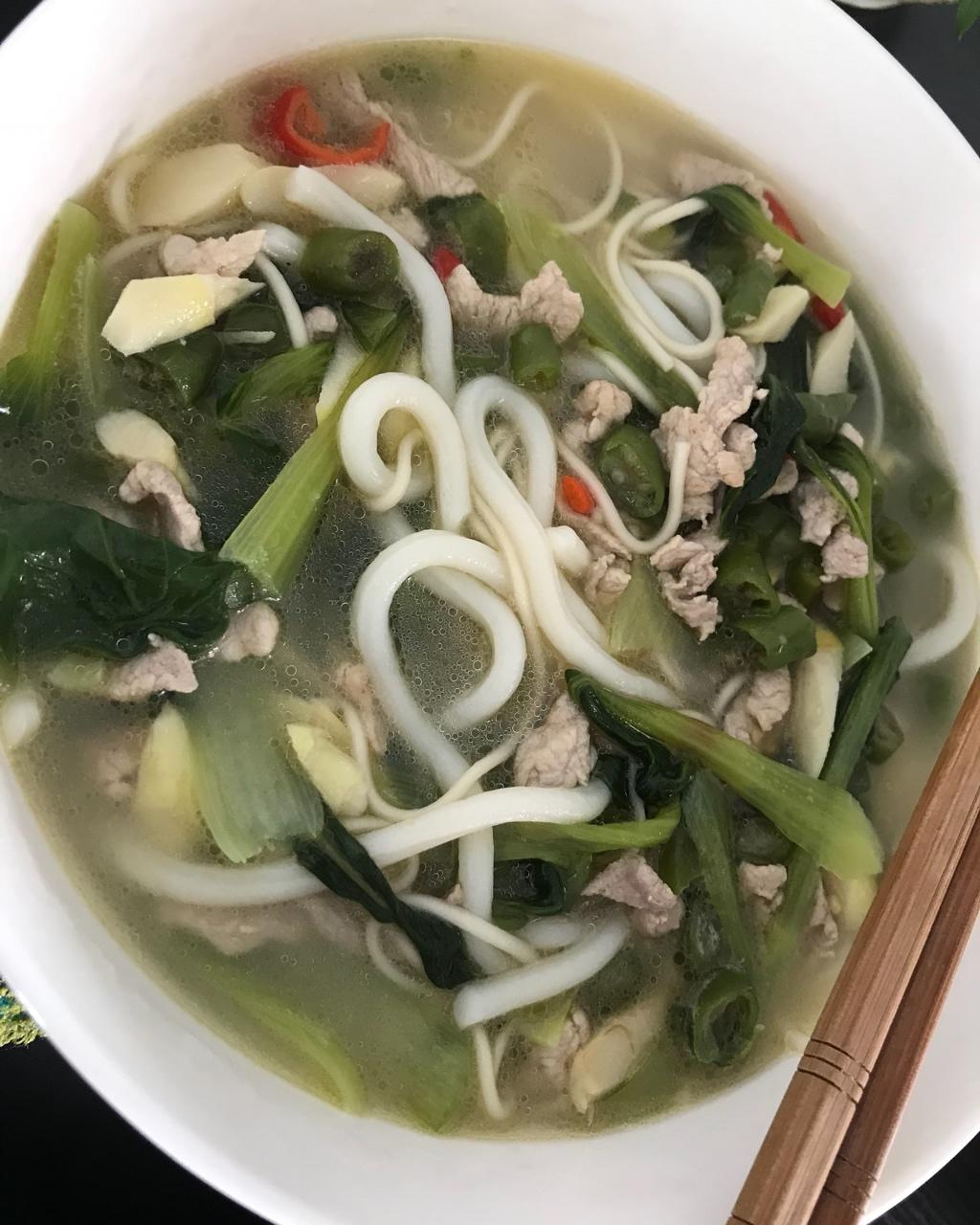 怎麼也想不到名字的人做的超好吃的青菜肉絲麵