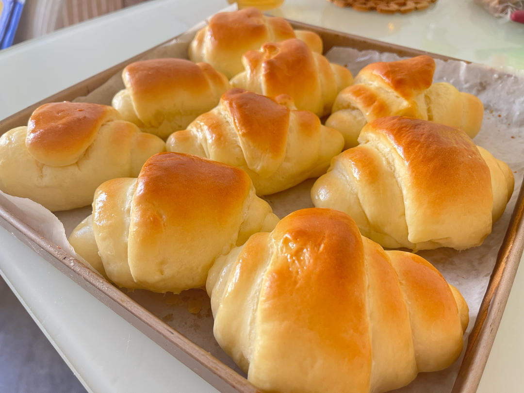 免揉膜的牛奶面包卷，没有厨师机也可以轻松做面包