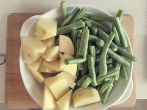 芸豆土豆五花肉炖粉条的做法 步骤2