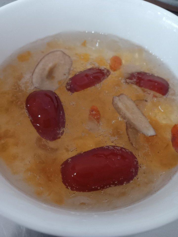 桃胶皂角米雪燕羹