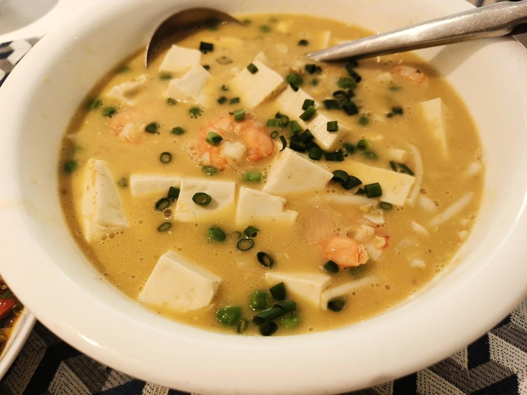 鲜掉眉毛！咸蛋黄鲜虾豆腐｜天冷煮一锅，暖胃又舒心