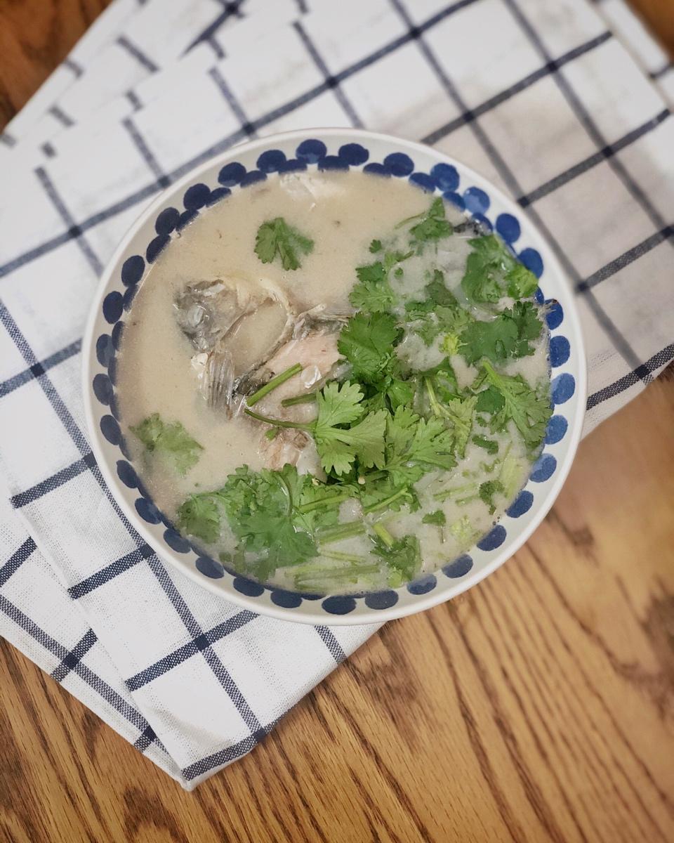 清炖鲫鱼汤 三个关键步骤让你轻松炖出汤浓味鲜色白似奶的鲫鱼汤