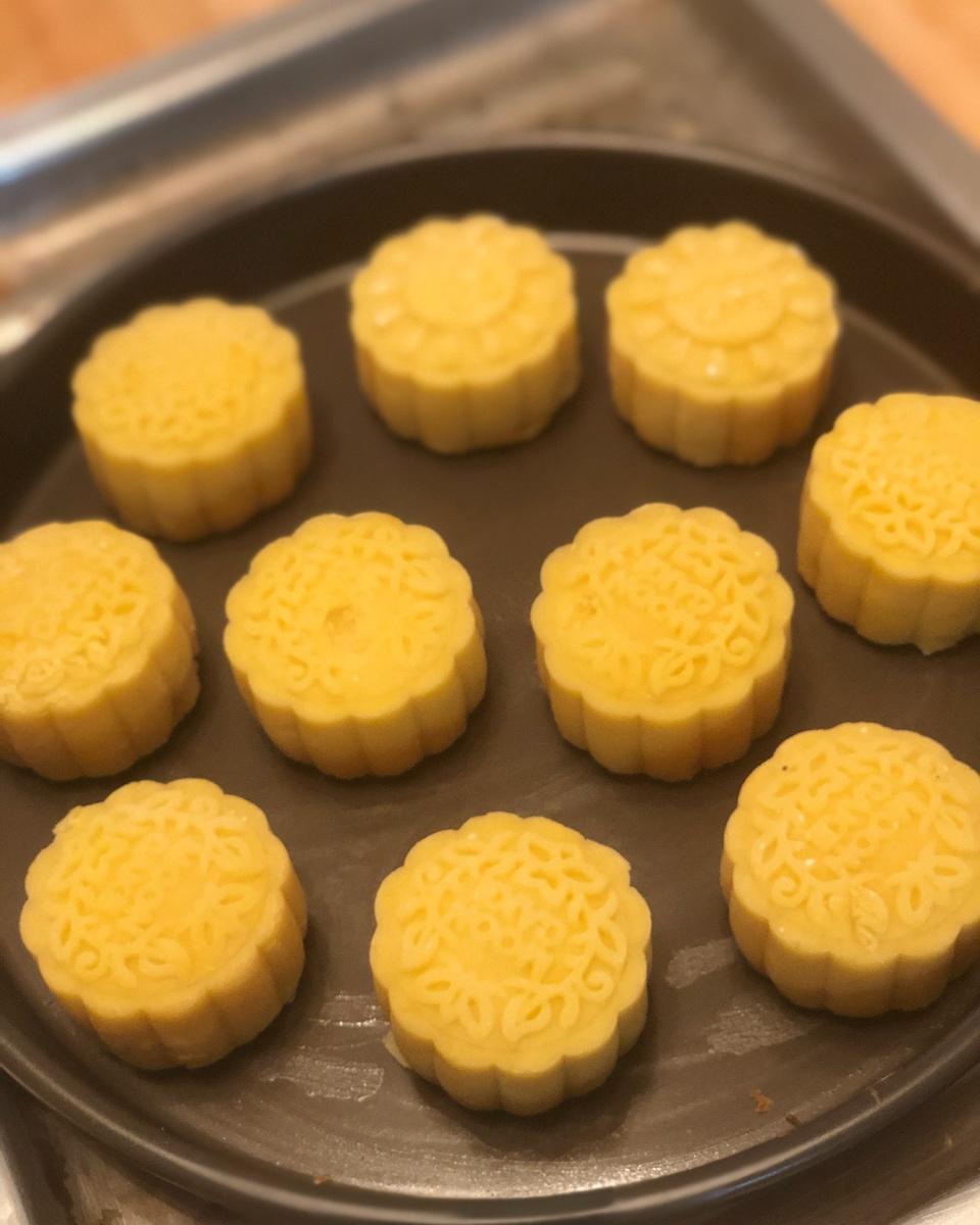 超详细图解版--流心奶黄月饼