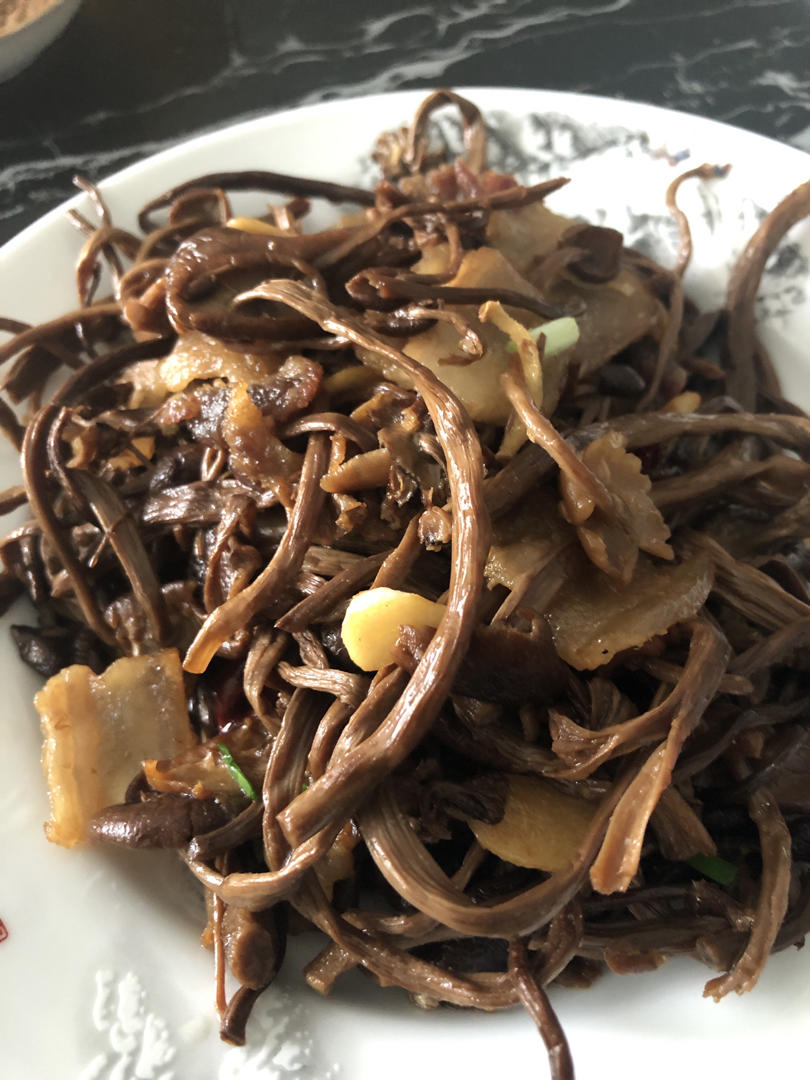 五花肉干锅茶树菇