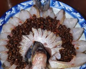 豆豉蒸鱼，武昌鱼（又叫鳊鱼）、鲈鱼均可的做法 步骤1