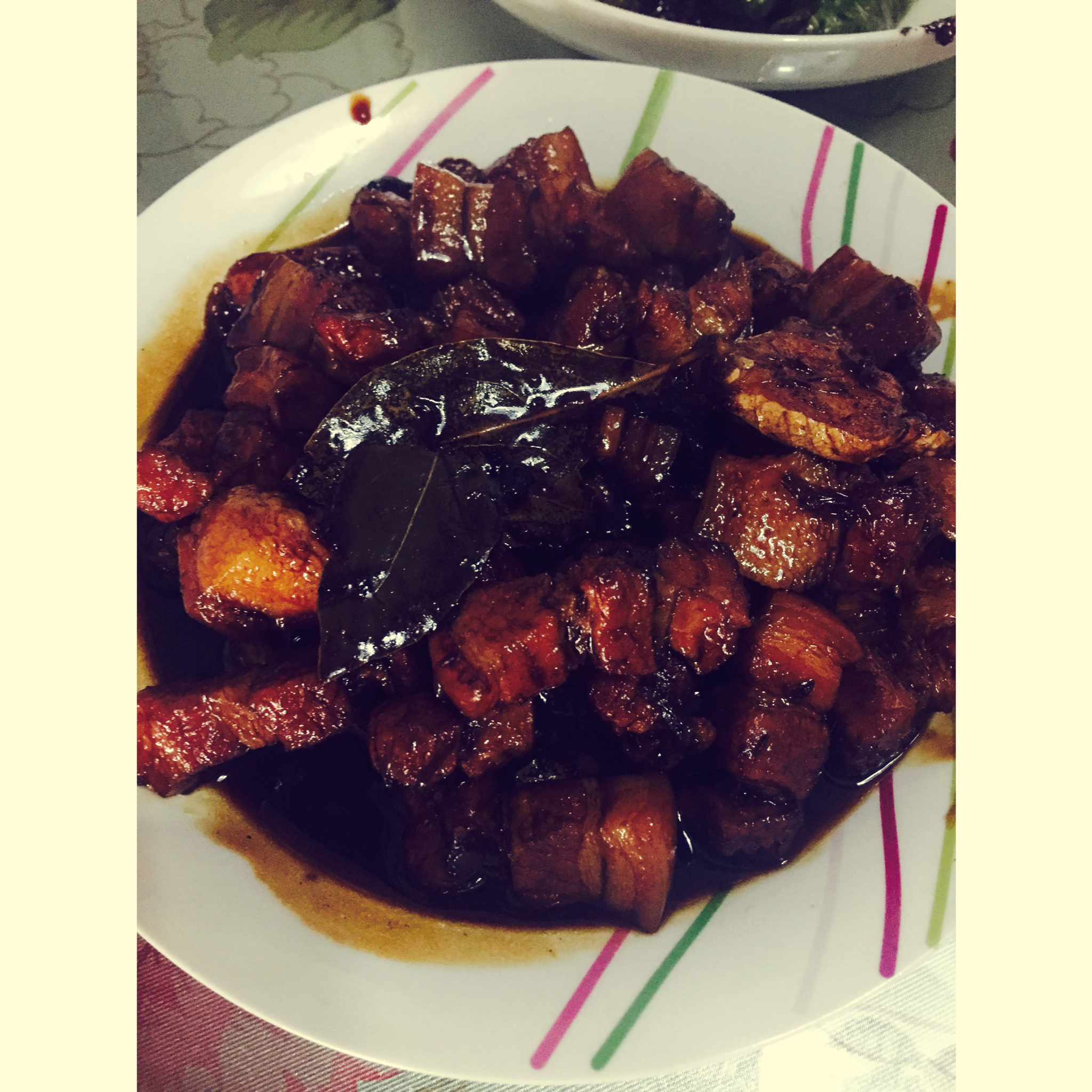 吃着碗里望着锅里的红烧肉