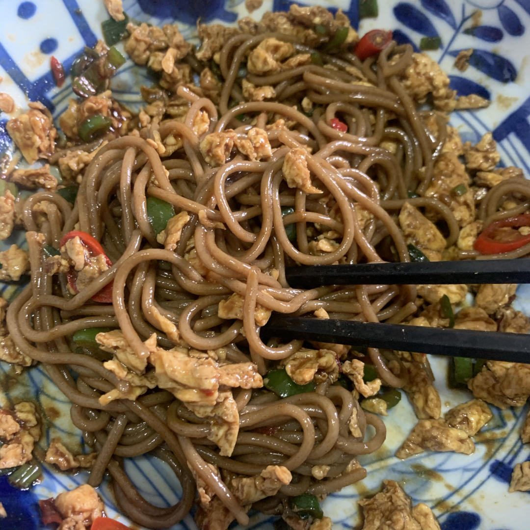 鸡蛋酱拌荞麦面