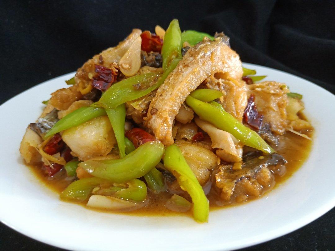 昱宝贝爱吃肉做的青椒炒鱼块不辣的湖南菜