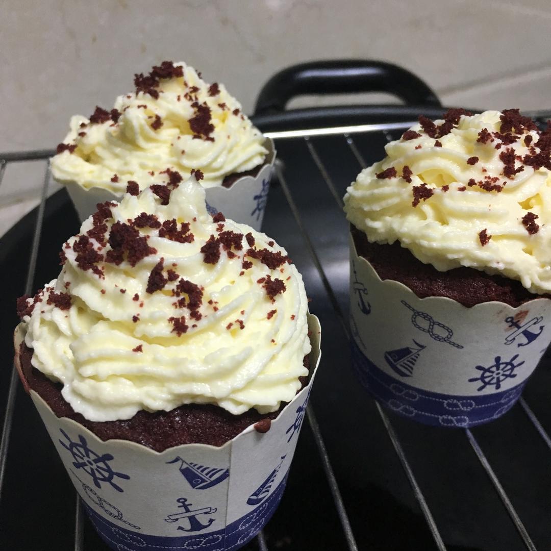 红丝绒纸杯蛋糕