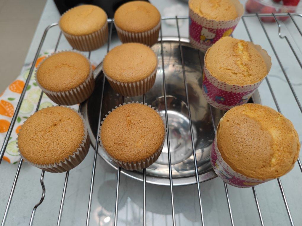 简单快速的海绵纸杯蛋糕