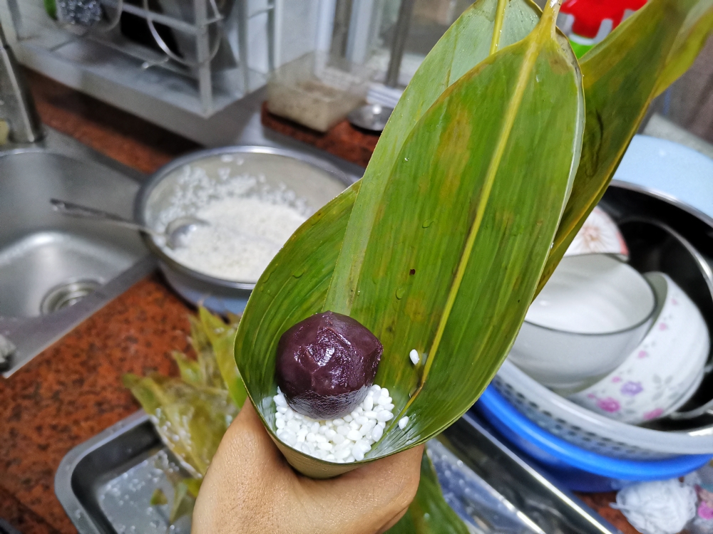 【北方口味】简易版豆沙红枣三角粽的做法 步骤4